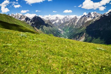 Kafkas dağlarının şaşırtıcı yeşil doğası, Georgia