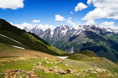 Kafkas dağlarının şaşırtıcı yeşil doğası, Georgia