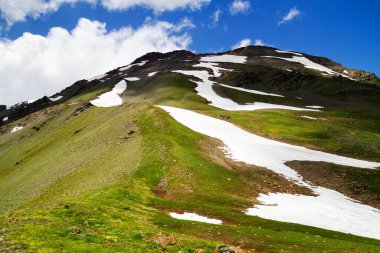 Kafkas dağlarının şaşırtıcı yeşil doğası, Georgia