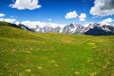 Kafkas dağlarının şaşırtıcı yeşil doğası, Georgia