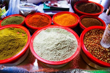 Çeşitli baharatlarla baharat pazarı
