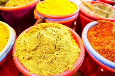 Çeşitli baharatlarla baharat pazarı