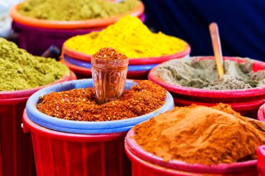Çeşitli baharatlarla baharat pazarı