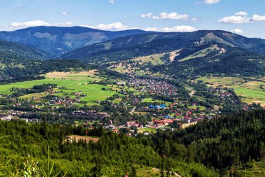 Beskids Dağları 'ndan Polonya Kasabası Wegierska Gorka manzarası