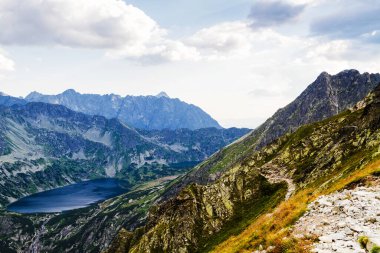 Polonya 'daki Tatra Dağları Ulusal Parkı' nda 5 göl vadisinde yaz mevsimi