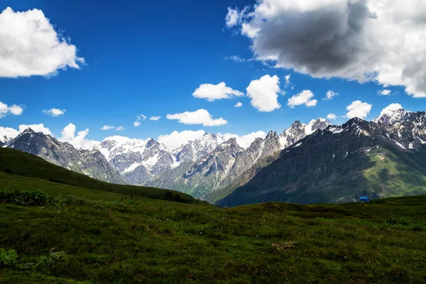Kafkas dağlarının şaşırtıcı yeşil doğası, Georgia