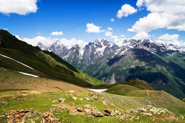 格鲁吉亚高加索山脉令人惊叹的绿色本质 — 图库照片