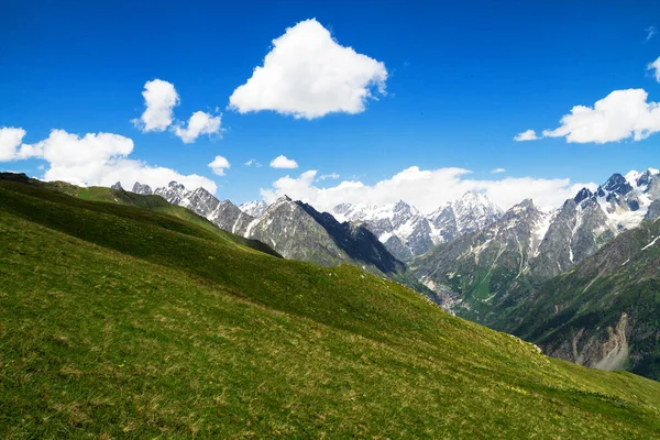 Kafkas Dağlarının Şaşırtıcı Yeşil Doğası Georgia — Stok fotoğraf