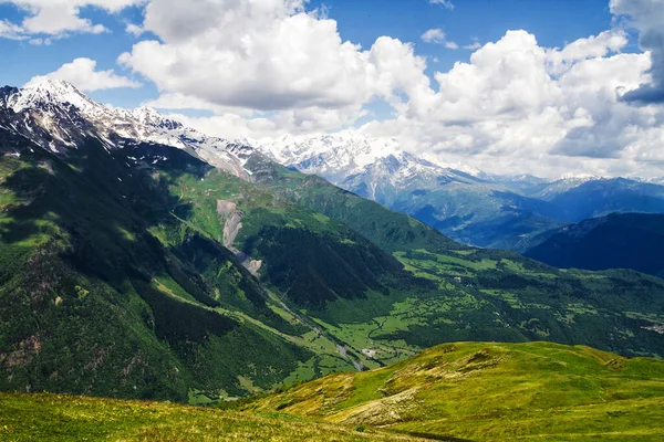 Kafkas Dağlarının Şaşırtıcı Yeşil Doğası Georgia — Stok fotoğraf