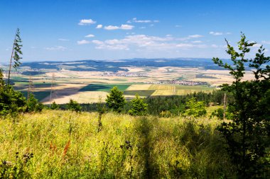 Slovak Cenneti. Yaz dağı manzarası. Hrabusice Kasabası.