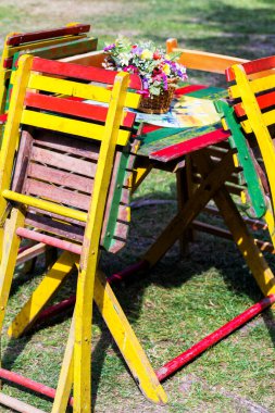 Masa ve sandalyeler bahçede duruyor.