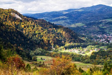 Polonyalı Karpatlar 'daki küçük dağ kasabasının panoraması.