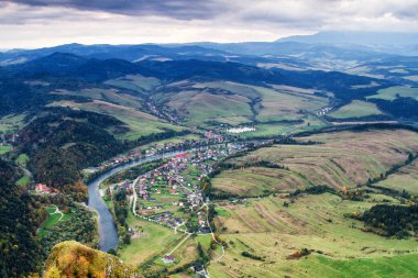 Polonya 'nın Pieniny Ulusal Parkı' ndaki You Crowns 'un (Trzy Korony) tepesinden görüntüle