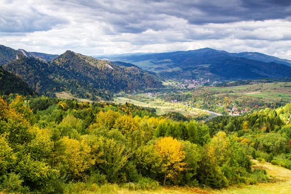 Panorama Einer Kleinen Bergstadt Den Polnischen Karpaten — Stockfoto