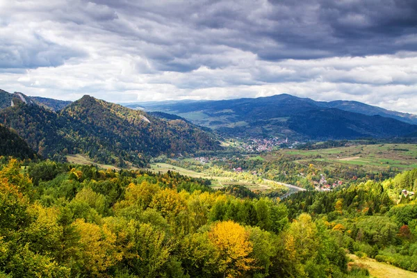 Panorama Einer Kleinen Bergstadt Den Polnischen Karpaten — Stockfoto