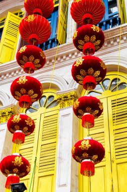 13 Kasım 2012 'de Singapur' daki Chinatown alışveriş merkezinde Çin geleneksel fener süslemesi. Kuzey-Doğu Hattı - Çin Mahallesi İstasyonu (NE4)