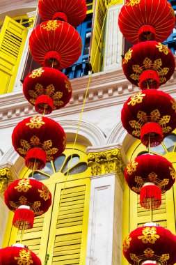 13 Kasım 2012 'de Singapur' daki Chinatown alışveriş merkezinde Çin geleneksel fener süslemesi. Kuzey-Doğu Hattı - Çin Mahallesi İstasyonu (NE4)