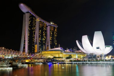 SINGAPORE - 13, 2013: Marina Bay Sands, Singapur 'daki birleşik tatil köyü kumarhanesi ve alışveriş merkezi Moshe Safdie tarafından tasarlandı. 13 Kasım 2013
