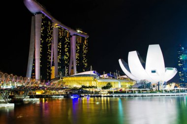 SINGAPORE - 13, 2013: Marina Bay Sands, Singapur 'daki birleşik tatil köyü kumarhanesi ve alışveriş merkezi Moshe Safdie tarafından tasarlandı. 13 Kasım 2013