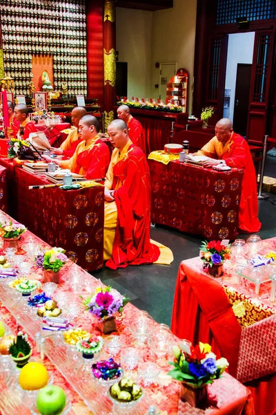 Singapur November Unbekannte Buddhisten Beten Und Singen November 2013 Singapur — Stockfoto