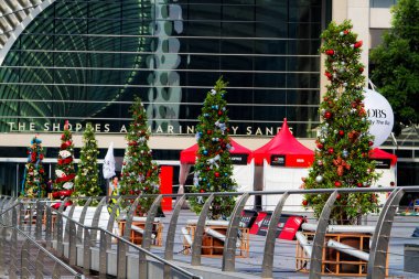 SINGAPORE - 14 Kasım 2013 'te Singapur' da Marina Körfezi Kumları 'nın yanındaki Noel ağaçları.
