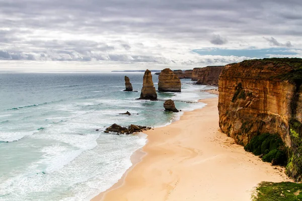 オーストラリアビクトリア州グレートオーシャンロード沿いの有名なランドマークである12人の使徒 — ストック写真