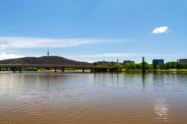 Burley Griffin Gölü 'nün mavi gökyüzü arka planı