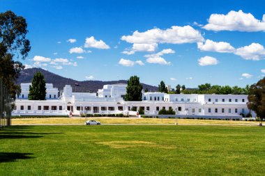 CANBERRA - 20 Kasım 2013 'te Avustralya' nın Canberra kentinde Eski Parlamento Binası manzarası. Eski Parlamento Binası, 1927-1988 yılları arasında Avustralya Parlamentosu 'nun eviydi. John Murdoch tarafından tasarlandı..