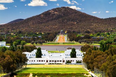 CANBERRA - 20 Kasım 2013 'te Avustralya' nın Canberra kentinde Eski Parlamento Binası manzarası. Eski Parlamento Binası, 1927-1988 yılları arasında Avustralya Parlamentosu 'nun eviydi. John Murdoch tarafından tasarlandı..