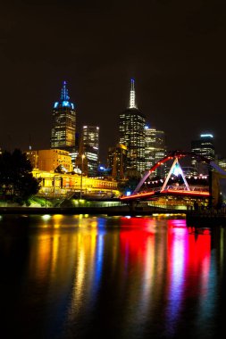 MELBOURNE, AUSTRALIA - DEC 03: Melbourne CBD gece panoraması Flinders istasyonu ile Yarra River 'dan gece, 03 Aralık 2013, Melbourne, Avustralya. Yarra boyunca aydınlatma tanınabilir görünüm sağlar