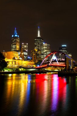 MELBOURNE, AUSTRALIA - DEC 03: Melbourne CBD gece panoraması Flinders istasyonu ile Yarra River 'dan gece, 03 Aralık 2013, Melbourne, Avustralya. Yarra boyunca aydınlatma tanınabilir görünüm sağlar