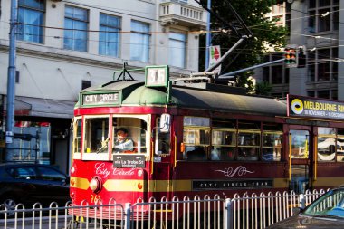 MELBOURNE - 03 Aralık 2013: Melbourne, Avustralya 'da ünlü klasik turist tramvayları. Melbourne Avustralya 'da en çok ziyaret edilen ikinci şehirdir.