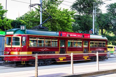 MELBOURNE - 03 Aralık 2013: Melbourne, Avustralya 'da ünlü klasik turist tramvayları. Melbourne Avustralya 'da en çok ziyaret edilen ikinci şehirdir.