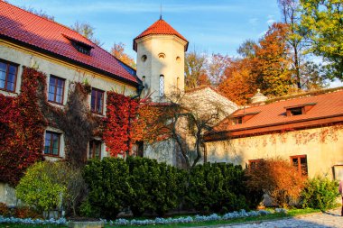 PIESKOWA SKALA, POLAND - 13, 2013: Pieskowa Skala Sarayı ve süs bahçeleri. Polonya 'da dönüm noktası.
