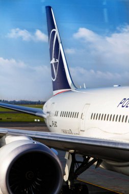 WARsaw, POLAND - 11 Kasım 2013 'te Polonya' nın Varşova kentindeki Chopin Havalimanı 'ndan kalkmaya hazır olun..