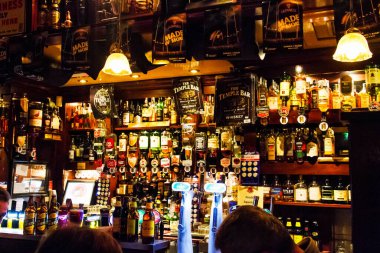 DUBLIN - 11 Kasım 2013 'te, Dublin, İrlanda' da, içki içmek ve sosyalleşmek için, toplumun odak noktası. İngiltere 'de şu anda 53,500 civarında bar işletmesi her yıl azalıyor.