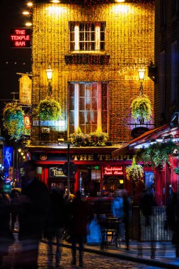 DUBLIN, IRELAND - 11 Kasım 2013 'te Dublin, İrlanda' da sokak sahnesi. Temple Bar tarihi bölgesi, canlı gece hayatı olan Dublin Kültür Bölgesi olarak bilinir..