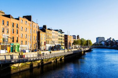 DUBLIN, IRELAND - 11 Kasım 2013 'te İrlanda' da Bekarlar Yürüyüşü ve Liffey Nehri 'nin panoramik manzarası