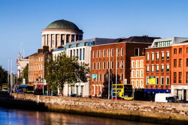 DUBLIN, IRELAND - 11 Kasım 2013 'te İrlanda' da Bekarlar Yürüyüşü ve Liffey Nehri 'nin panoramik manzarası