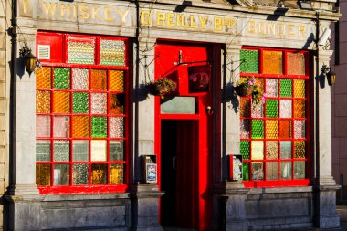 DUBLIN - NOV 11: 11 Kasım 2013 'te Dublin, İrlanda' daki ünlü Temple Bar Quarter 'daki pek çok barın ve barın önünden kimliği belirsiz kişiler geçiyor. Temple Bar dar sokaklarla ortaçağ sokak modelini korudu..