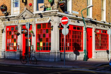 DUBLIN - NOV 11: 11 Kasım 2013 'te Dublin, İrlanda' daki ünlü Temple Bar Quarter 'daki pek çok barın ve barın önünden kimliği belirsiz kişiler geçiyor. Temple Bar dar sokaklarla ortaçağ sokak modelini korudu..