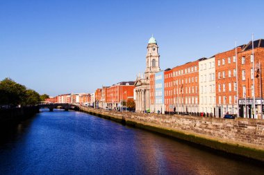 DUBLIN, IRELAND - 11 Kasım 2013 'te İrlanda' da Bekarlar Yürüyüşü ve Liffey Nehri 'nin panoramik manzarası