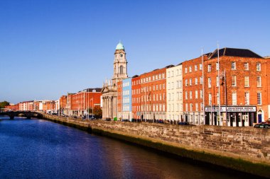 DUBLIN, IRELAND - 11 Kasım 2013 'te İrlanda' da Bekarlar Yürüyüşü ve Liffey Nehri 'nin panoramik manzarası
