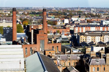 Fabrika arazisi yukarıdan görünüyor. Dublin, İrlanda.