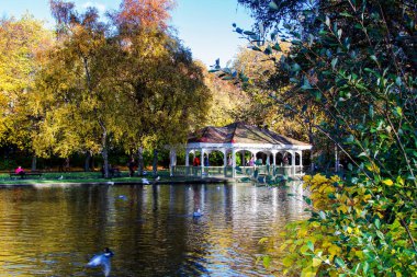 Bir parkta çardak, St Stephen 's Green, Dublin, İrlanda Cumhuriyeti