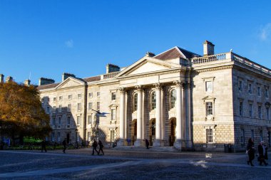 DUBLIN - 11 Kasım: Trinity College, İrlanda 'nın en eski üniversitesidir. Dünyanın en iyi 43. üniversitesi. Trinity Koleji 11 Kasım 2013 Dublin, İrlanda.