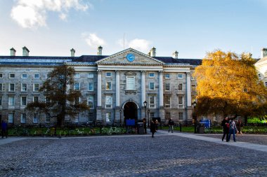 DUBLIN - 11 Kasım: Trinity College, İrlanda 'nın en eski üniversitesidir. Dünyanın en iyi 43. üniversitesi. Trinity Koleji 11 Kasım 2013 Dublin, İrlanda.