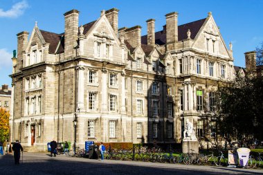 DUBLIN - 11 Kasım: Trinity College, İrlanda 'nın en eski üniversitesidir. Dünyanın en iyi 43. üniversitesi. Trinity Koleji 11 Kasım 2013 Dublin, İrlanda.