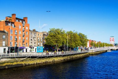DUBLIN, IRELAND - 11 Kasım 2013 'te İrlanda' da Bekarlar Yürüyüşü ve Liffey Nehri 'nin panoramik manzarası