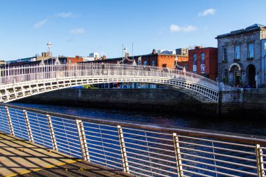 DUBLIN, IRELAND - 11 Kasım 2013 'te Dublin, İrlanda' da Liffey Nehri üzerindeki yarım peni köprüsü. Yarım 'penny Köprüsü, 1816' da dökme demirden yapılmış bir yaya köprüsü..